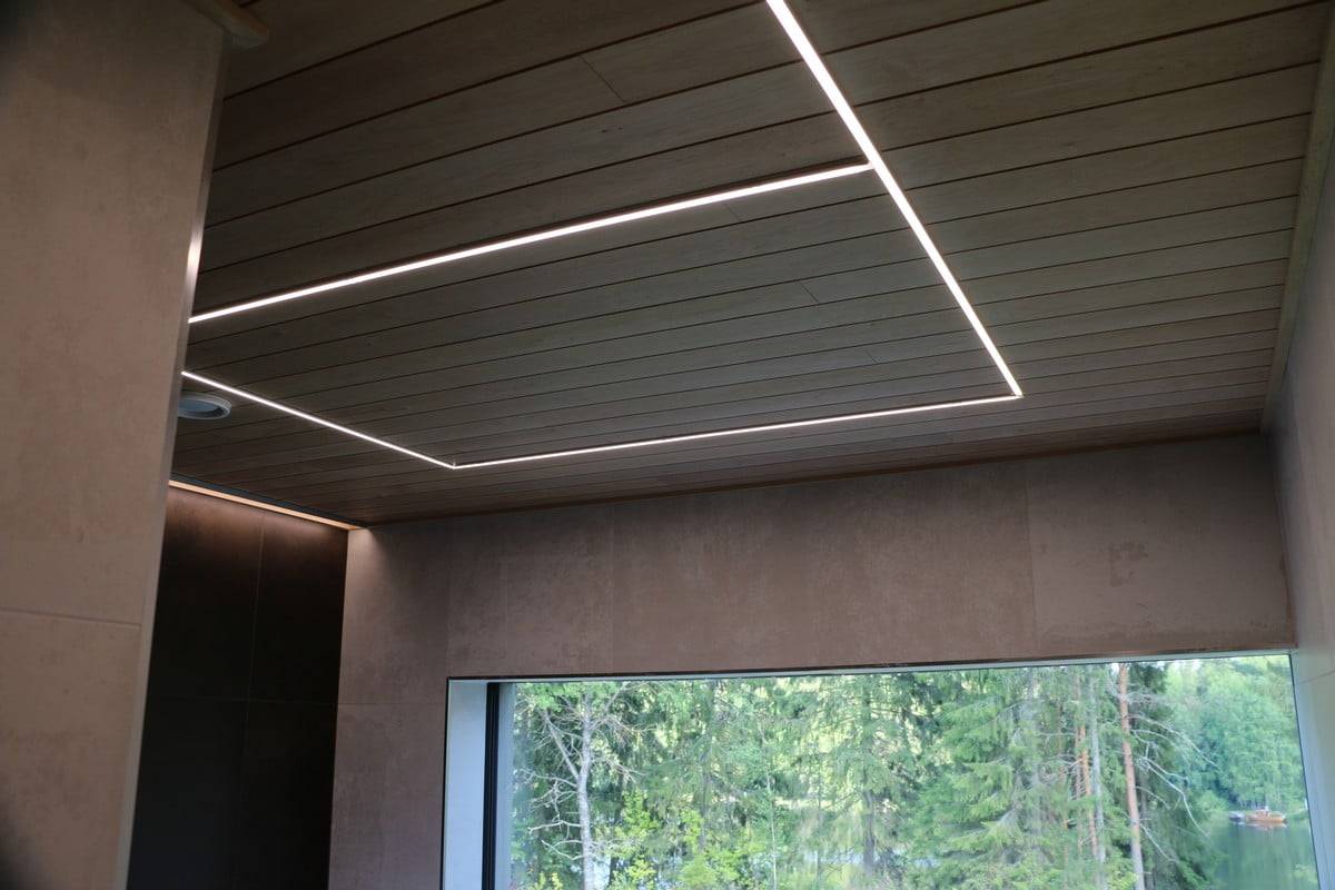 Veletrh bydlení 2019: Led pásek na stropě v 8 kroužcích, namontovaný na úzkém zápustném profilu. Ledstore.fi