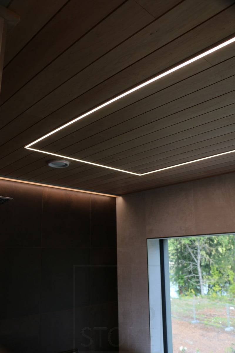Veletrh bydlení 2019: Led pásek na stropě jako obvodový, namontovaný na úzkém zápustném profilu. Ledstore.fi