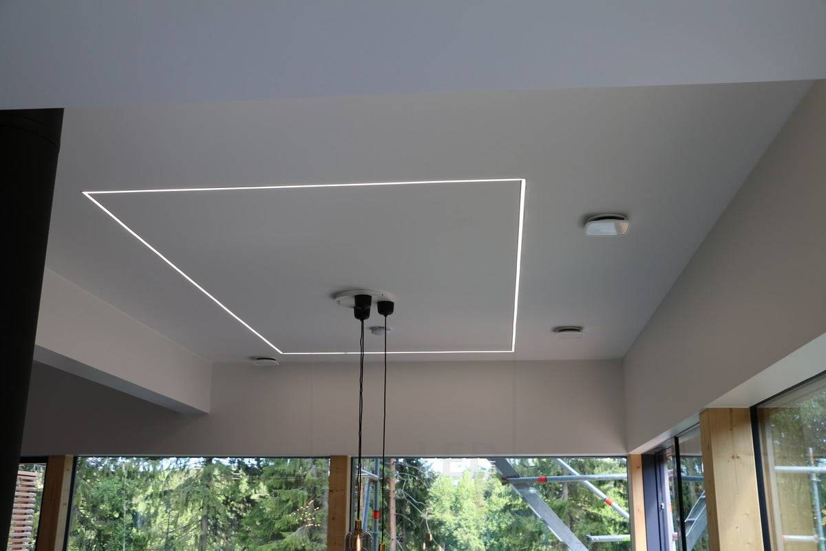 Veletrh bydlení 2019: Led světelný pásek na stropě kuchyně jako obvod, namontovaný na úzkém zapuštěném profilu. Ledstore.fi