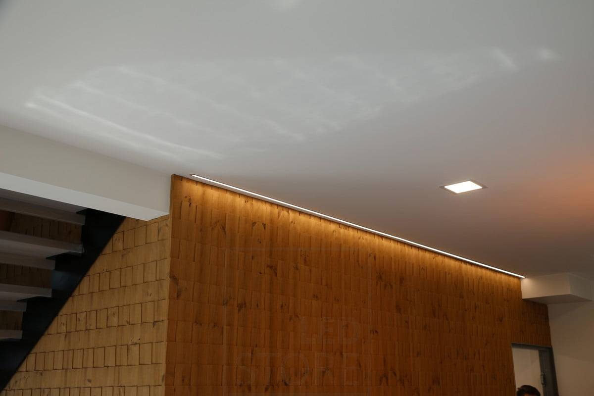 Veletrh bydlení 2019: Led páska v úzkém zapuštěném profilu osvětlující efektní stěnu. Ledstore.fi
