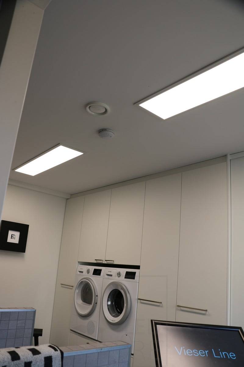 Veletrh bydlení 2019: 2 ks led panelů 300x1200 na stropě technické místnosti. Ledstore.fi