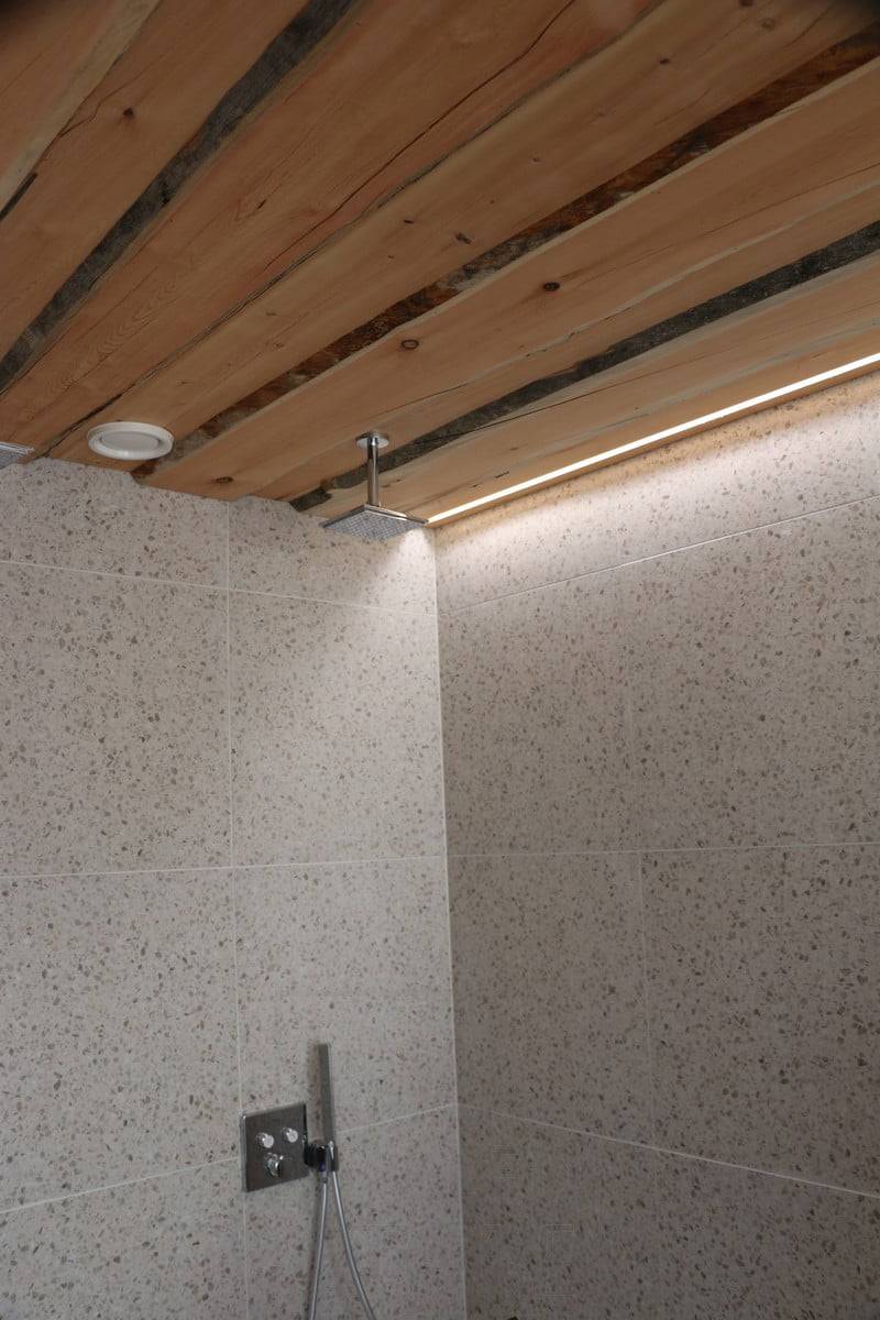 Veletrh bydlení 2019: Led stuha na stropě Tuppeen řezané, stěna vedle ní. Ledstore.fi