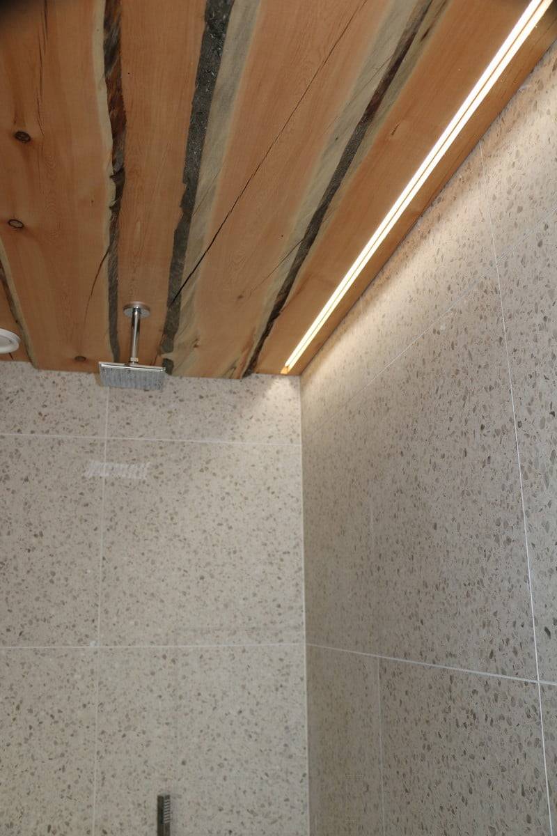 Veletrh bydlení 2019: Led stuha na stropě řezaná do Tuppee. Ledstore.fi