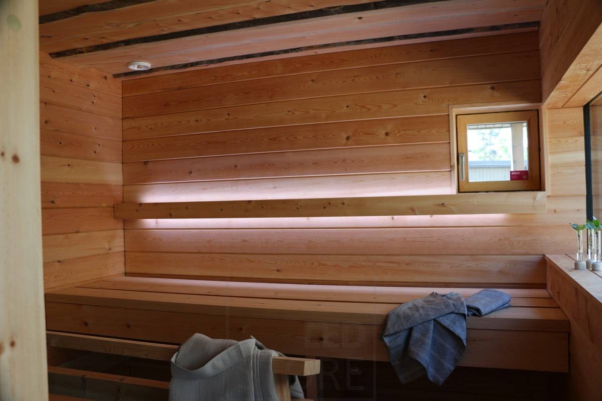 Veletrh bydlení 2019: Led páska v sauně za opěradlem. Svítí nahoru a dolů. Ledstore.fi
