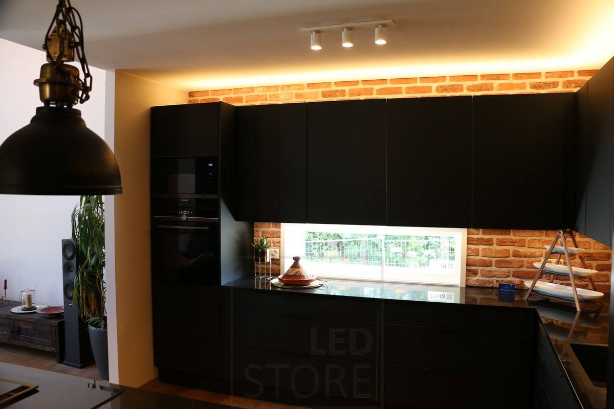 Veletrh bydlení 2019: Černé kuchyňské nepřímé světlo na horní části skříňky. Ledstore.fi