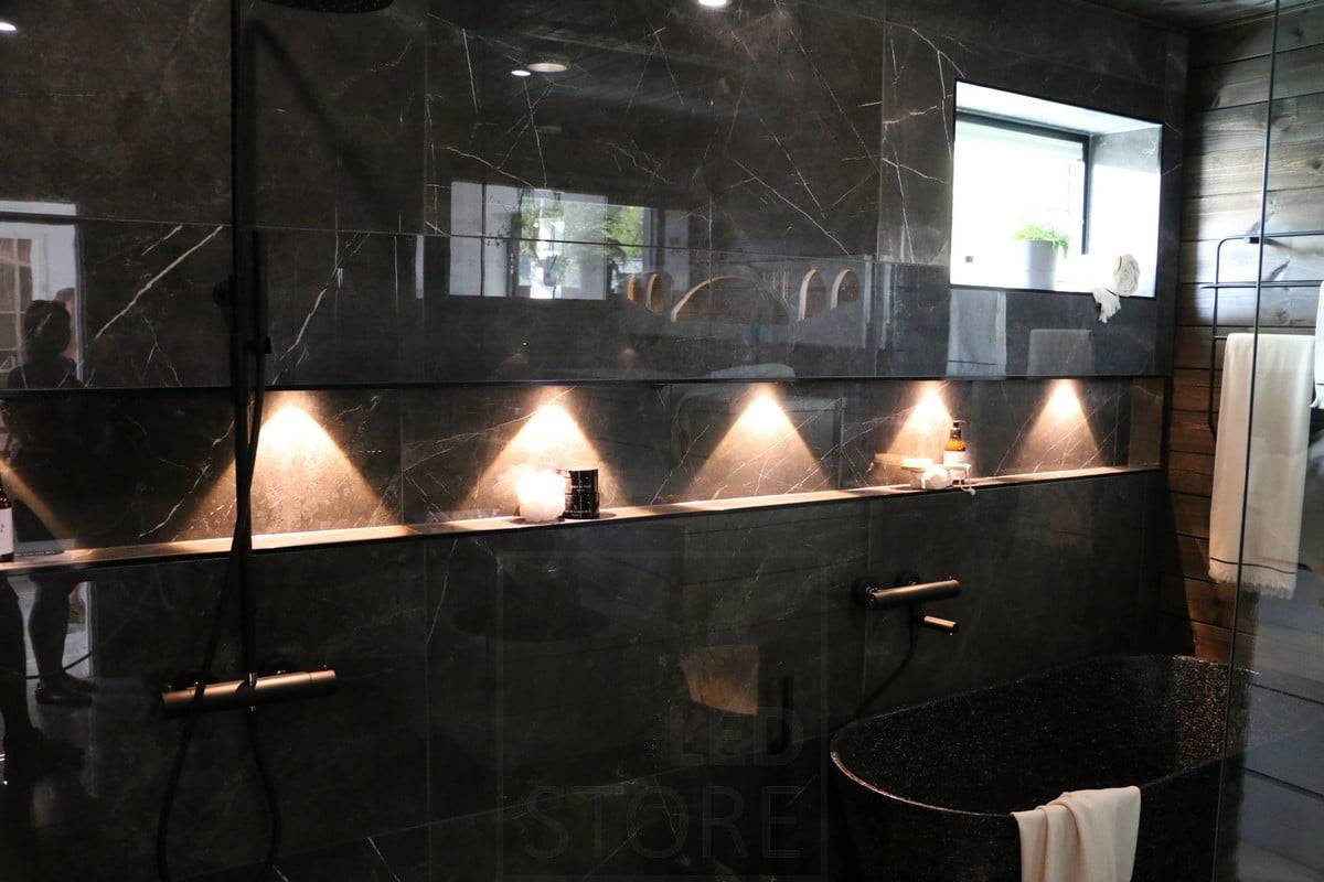 Veletrh bydlení 2019: Malé LED body na polici s mýdlem jako akcentní osvětlení. Ledstore.fi