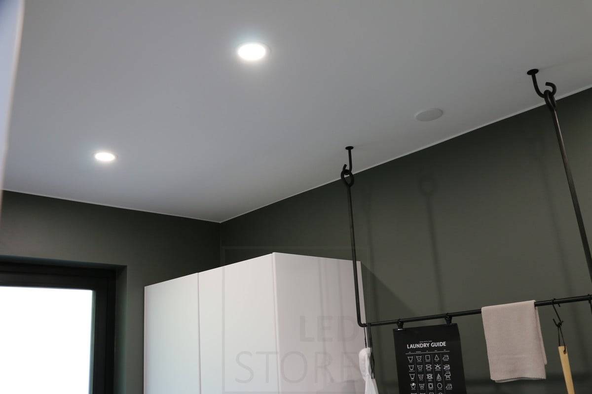 Veletrh bydlení 2019: Led podhledy ve stropě technické místnosti. Ledstore.fi