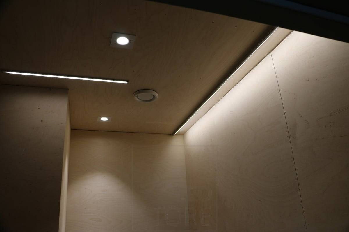 Veletrh bydlení 2019: Všestranné osvětlení s LED světly. Led páskové osvětlení v kombinaci s bodovým osvětlením. Ledstore.fi