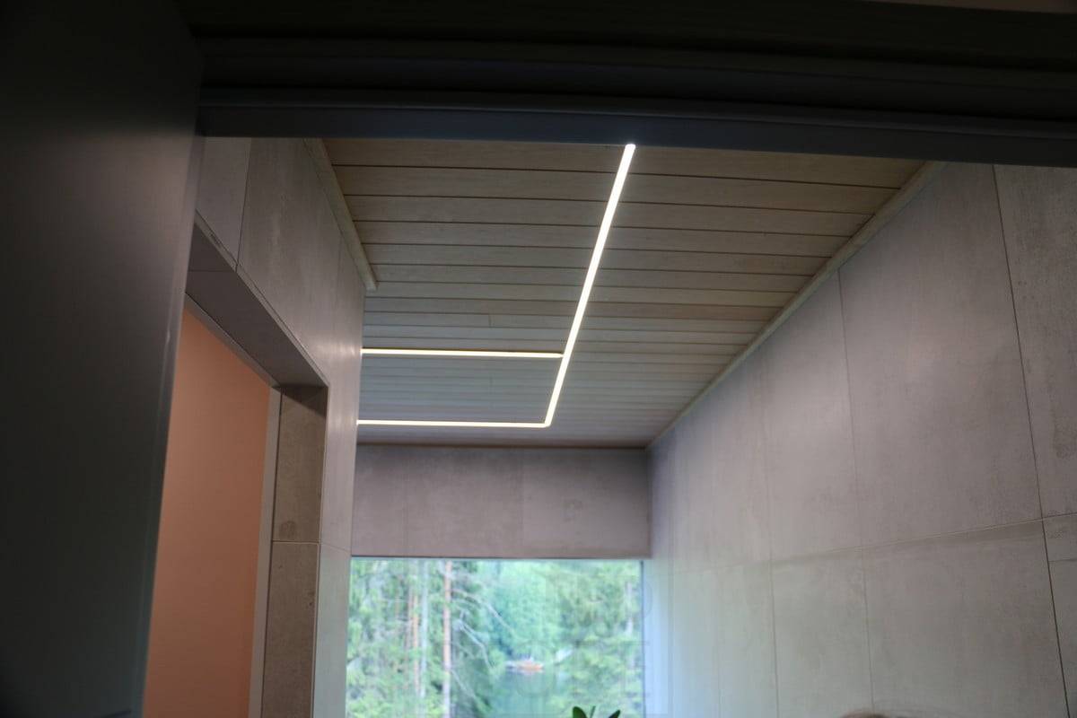 Veletrh bydlení 2019: Led pásek na stropě, instalovaný v úzkém zápustném profilu. Ledstore.fi