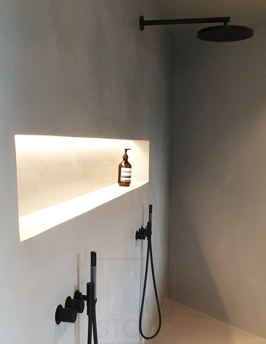Veletrh bydlení 2020: led stuha na dlouhé polici na mýdlo, osvětlená z horního rohu. Ledstore.fi