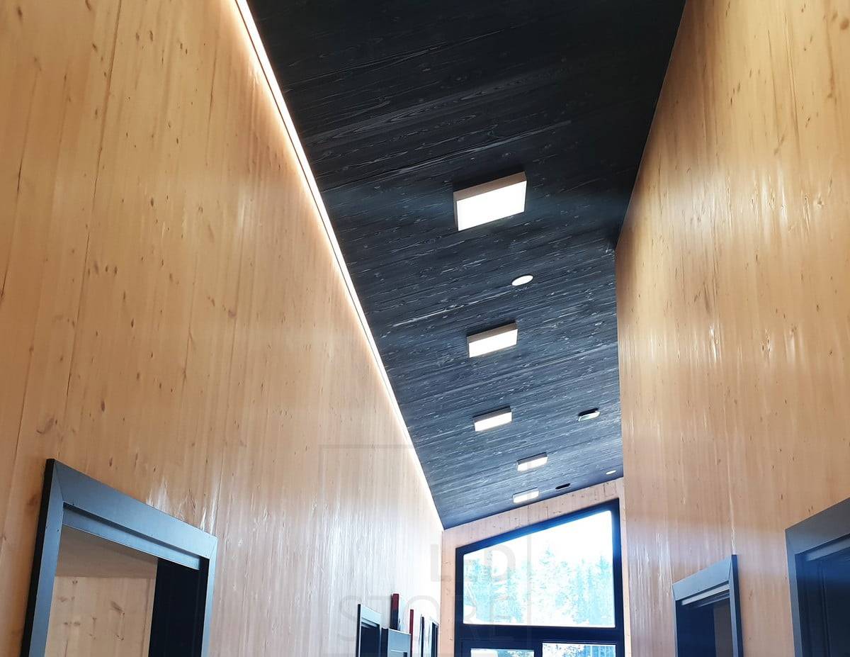 Veletrh bydlení 2020: led panel 300x300 v povrchovém boxu v obývacím pokoji a na chodbě. Nepřímé světlo po celé délce. Ledstore.fi