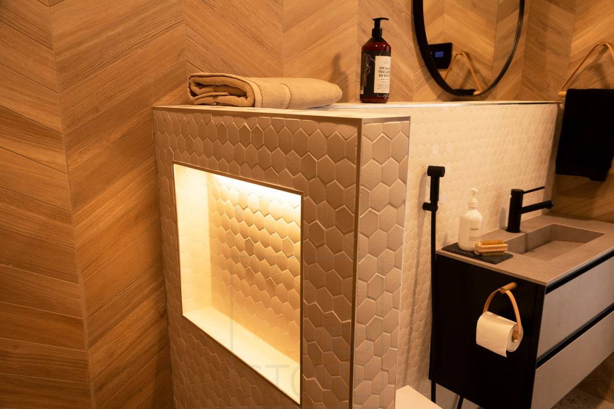 Veletrh bydlení 2020: výklenek pro sprchovou stěnu s led páskem. Ledstore.fi