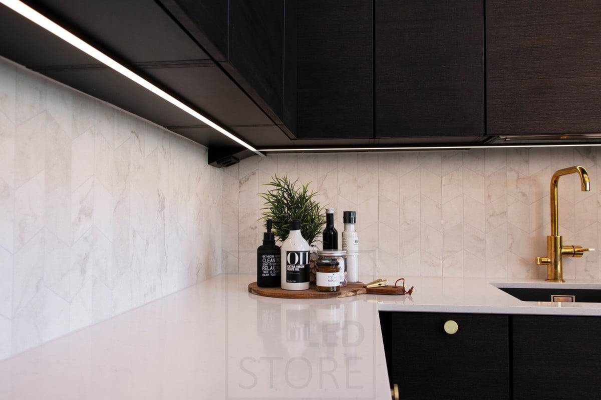 Veletrh bydlení 2020: led osvětlení pro desky, led pásek namontovaný na černém profilu povrchu. Ledstore.fi