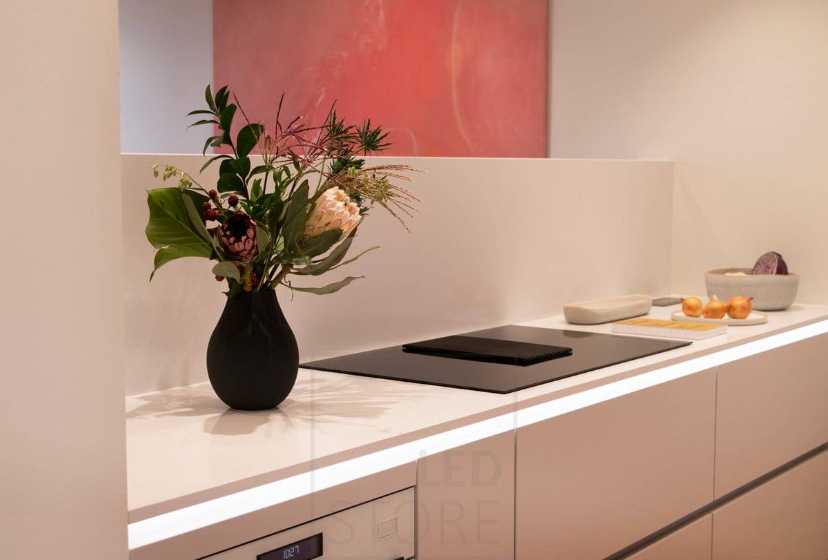 Housing Fair 2020: Led profil ve spodní části kuchyňské pracovní desky osvětlující nepřímým světlem. Ledstore.fi
