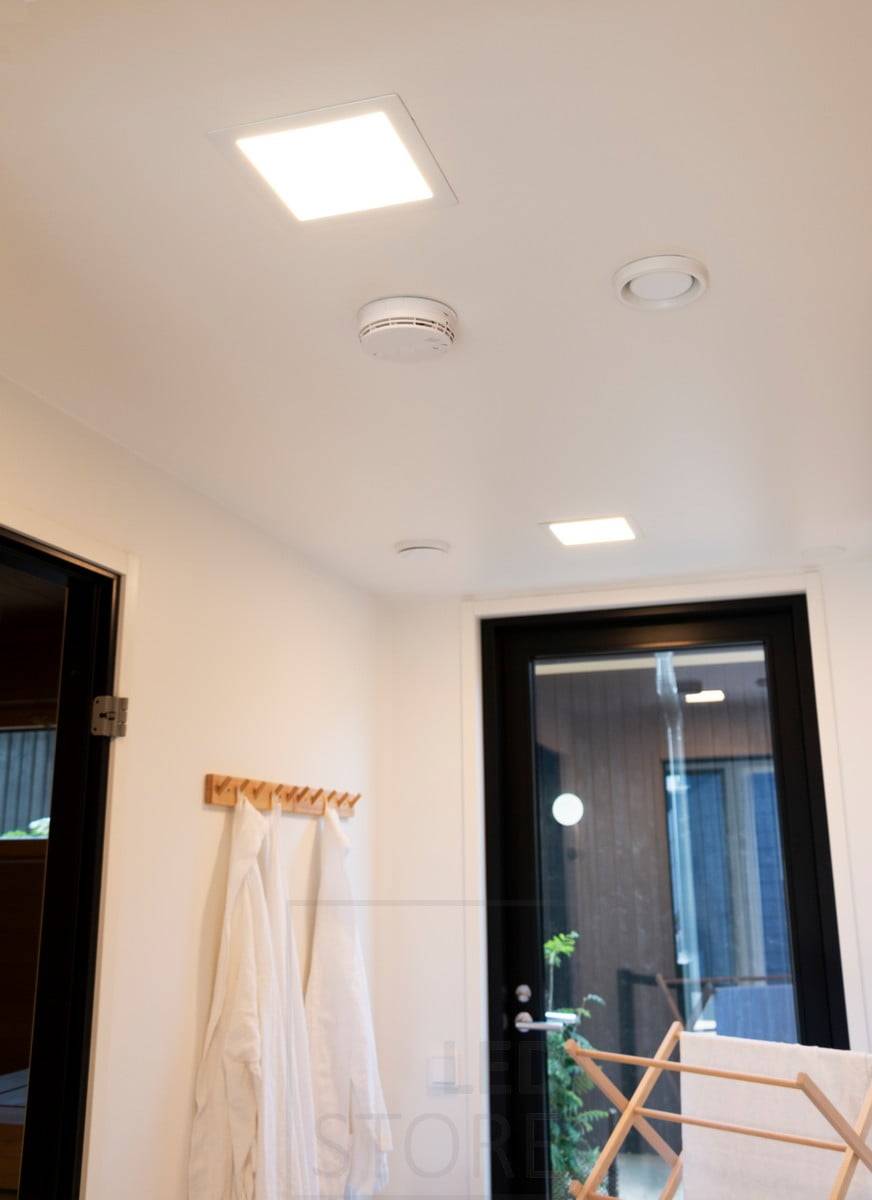 Veletrh bydlení 2020: 300x300 led panelů v koupelně. Led panel má minimalistický a minimalistický design. Ledstore.fi