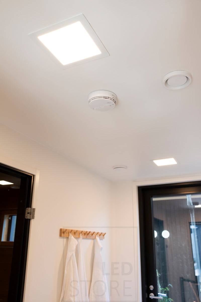 Veletrh bydlení 2020: 300x300 led panelů osvětluje koupelnu pro rovnoměrné a příjemné celkové osvětlení. Ledstore.fi
