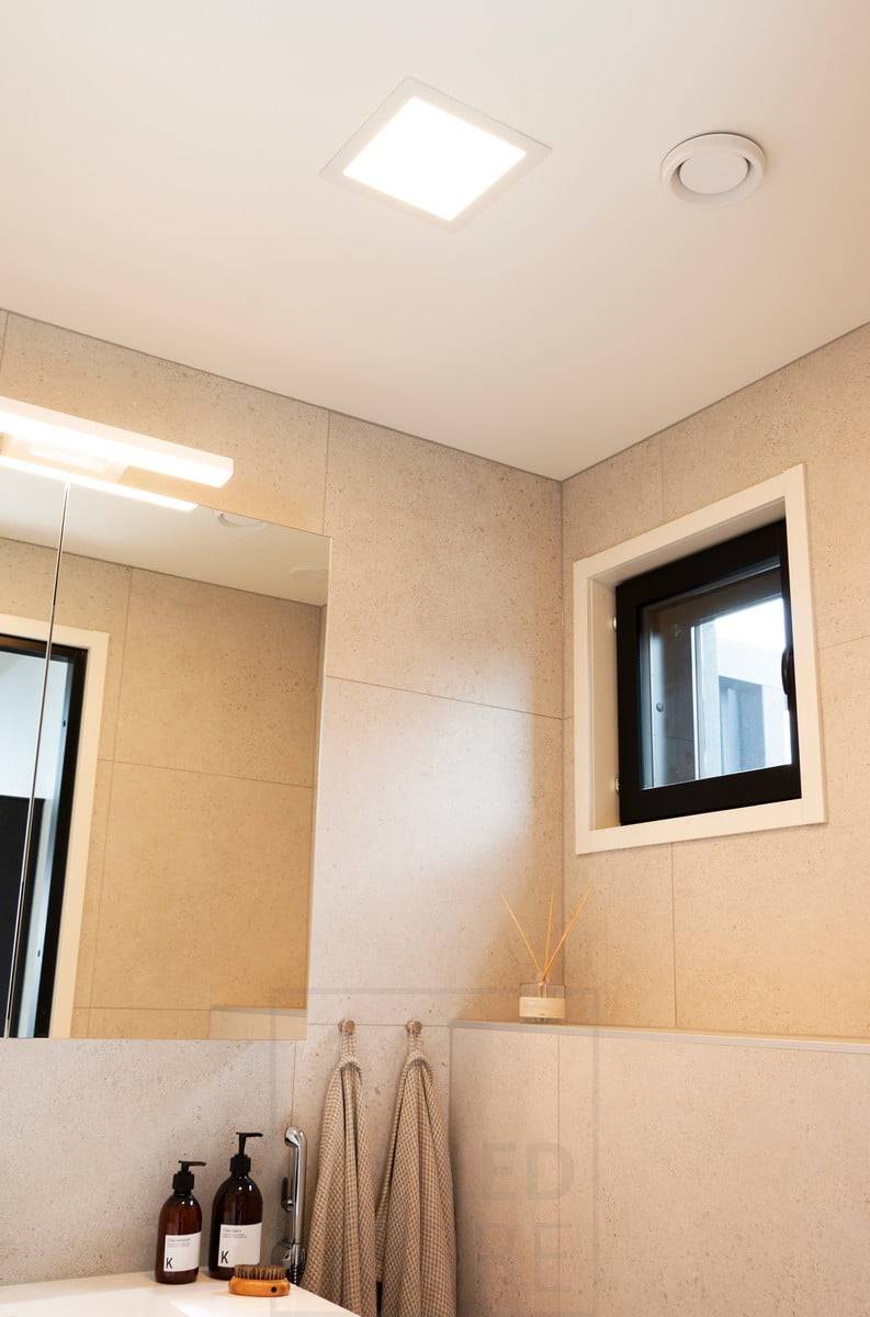Veletrh bydlení 2020: 300x300 led panel na stropě toalety. Ledstore.fi