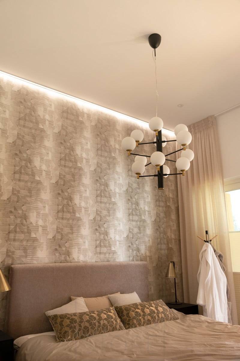 Housing Fair 2020: led pásek na stropě INDIRECT 2 profil v ložnici. Ledstore.fi