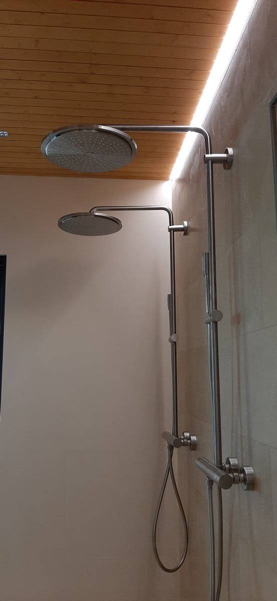 Housing Fair 2021: Led profil na stropě umývárny za sprchou. Ledstore.fi