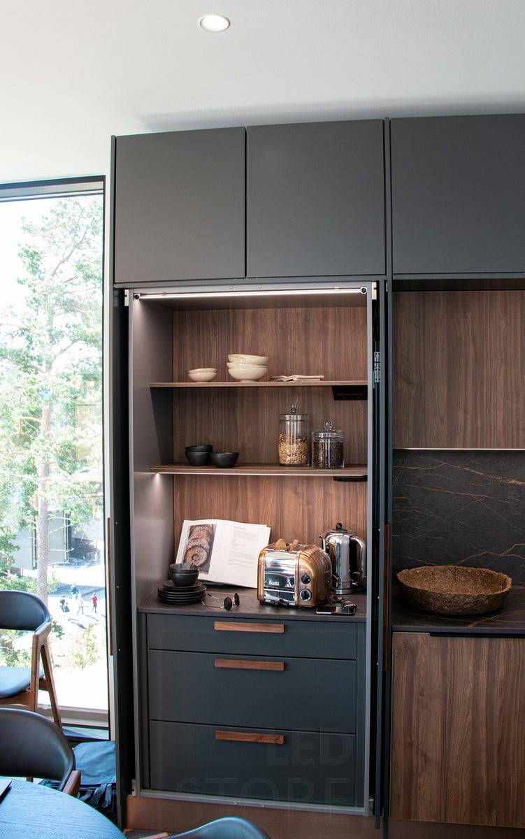 Housing Fair 2022: Led profily ve skříňce na snídani, zasazené do polic. Ledstore.fi