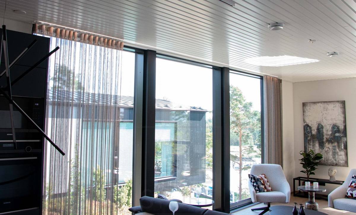 Housing Fair 2022: Bílý led profil vložený do spoje stropního panelu. Ledstore.fi