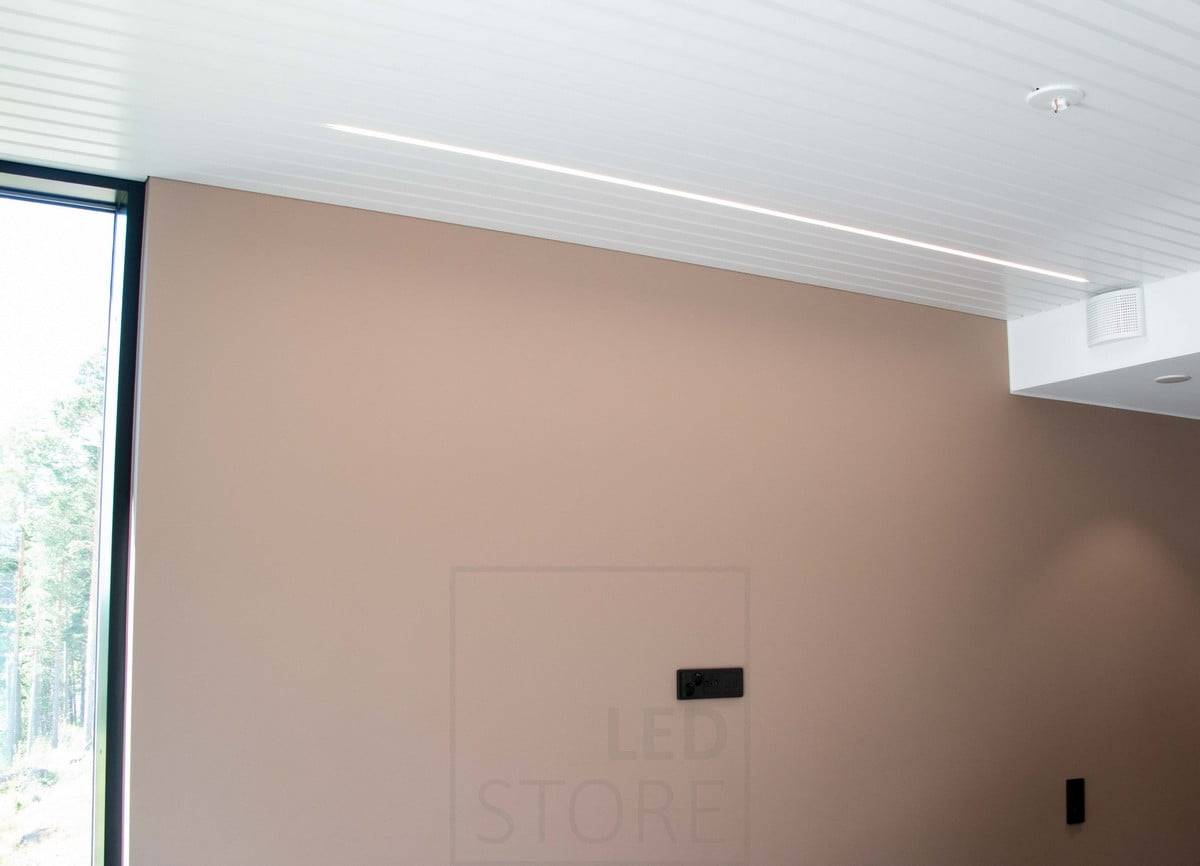 Housing Fair 2022: Bílý vedený profil vložený do deskového švu. Ledstore.fi