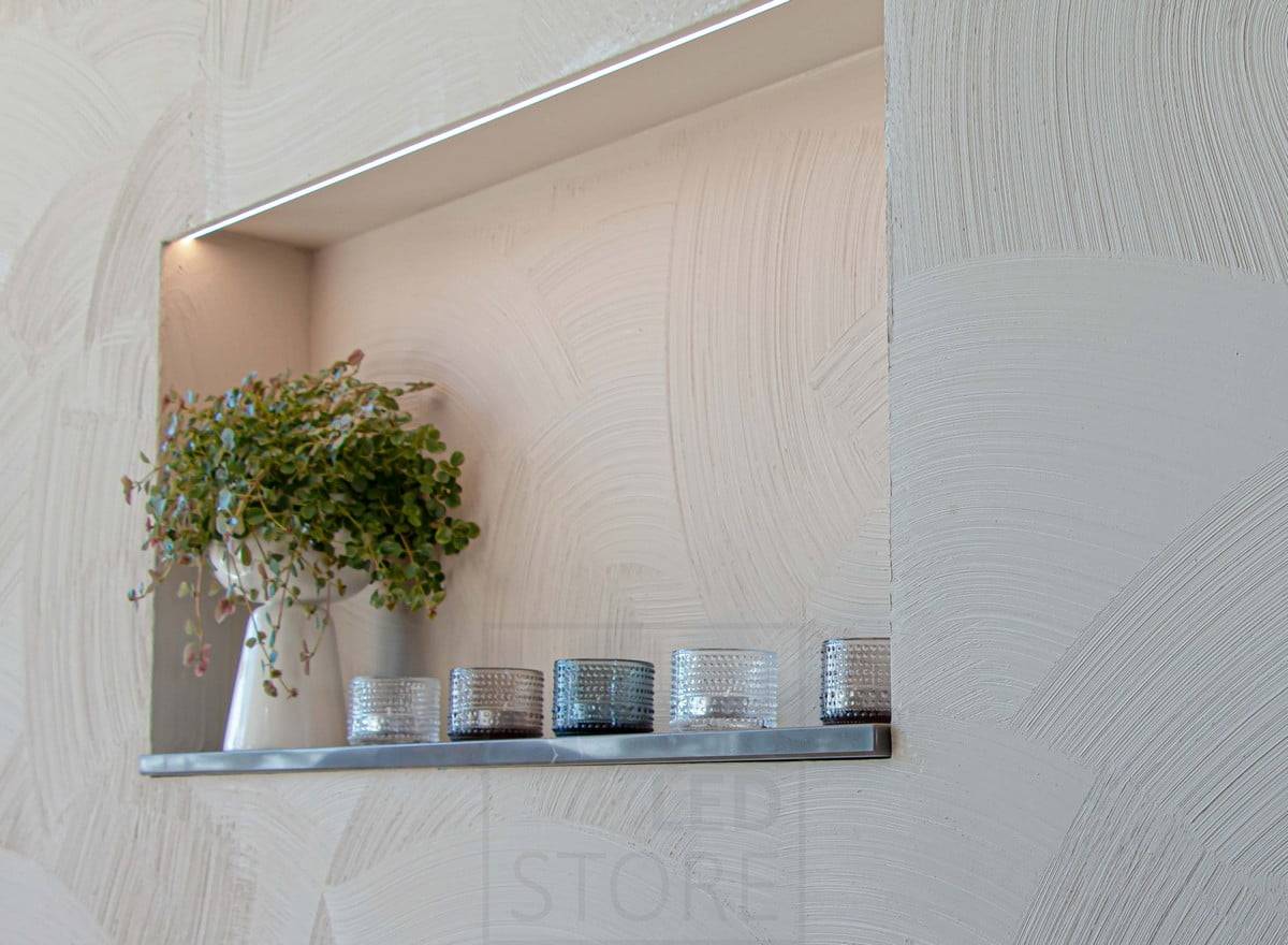Housing Fair 2022: Led pásek jako osvětlení police na omítnuté stěně. Ledstore.fi
