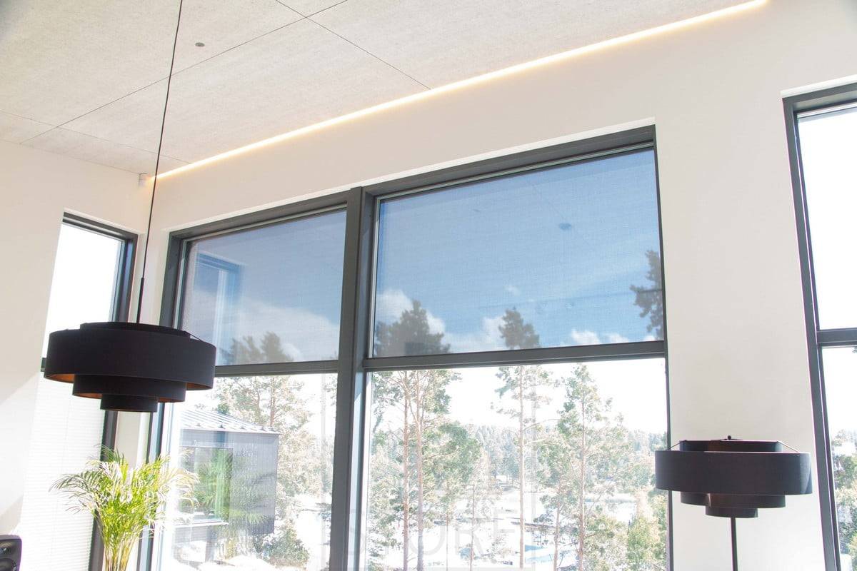 Housing Fair 2022: Led páska v úzkém zapuštěném profilu, KONTO na okraji akustického panelu. Ledstore.fi