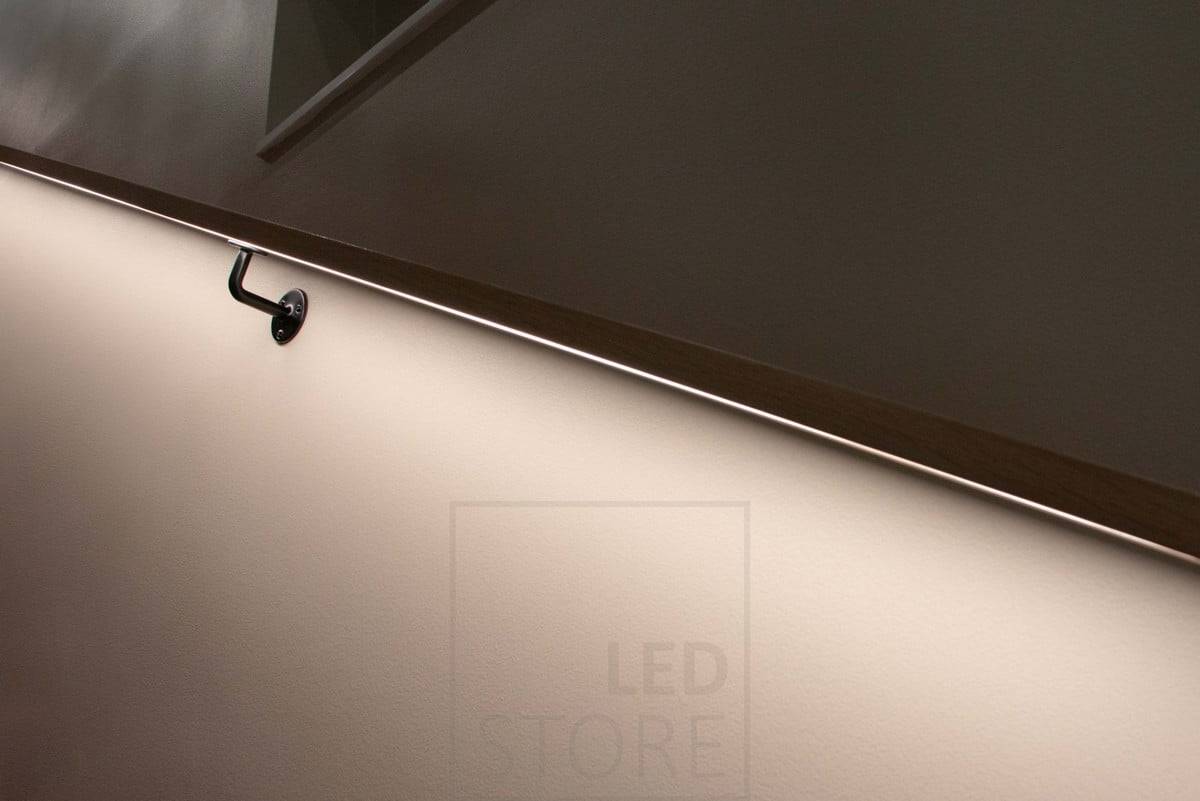 Housing Fair 2022: led pásek vroubkovaný do zábradlí na schodech. Ledstore.fi