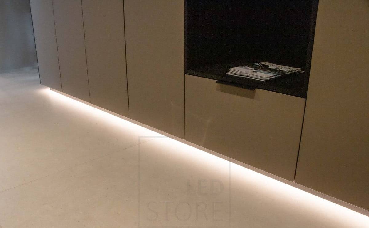 Veletrh bydlení 2022: LED páskové světlo v profilu, instalace na sokl. Ledstore.fi