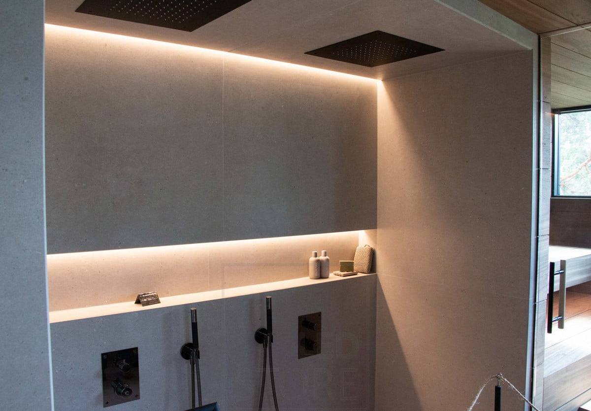 Housing Fair 2022: Ve sprše atmosférické osvětlení s led pásky v šamponovém výklenku a mezi stropem a stěnou. Ledstore.fi