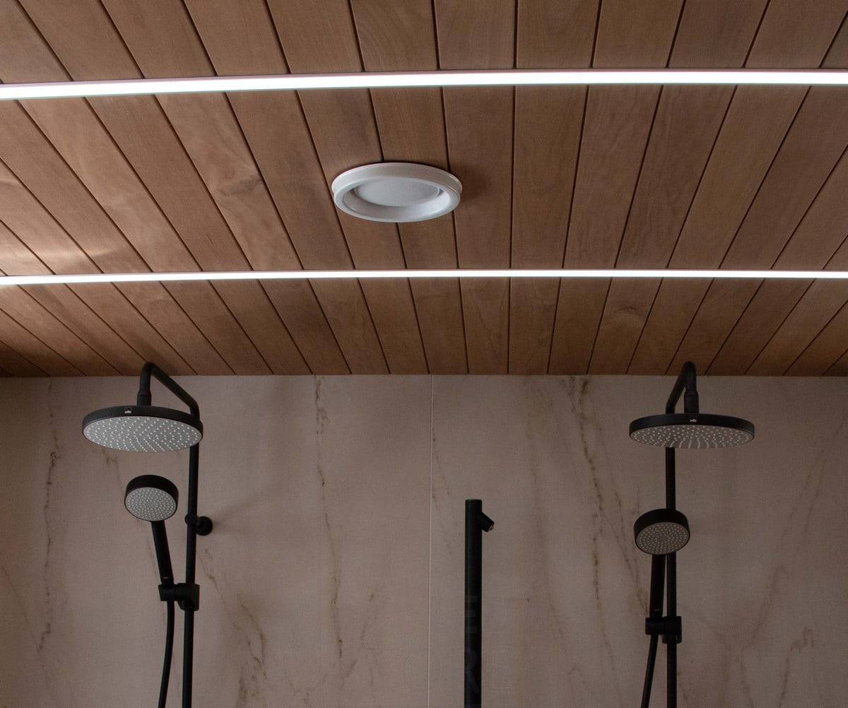 Housing Fair 2022: Led pásky v úzkém profilu pro zapuštěnou montáž vytvářejí na stropě koupelny elegantní světelné linie. Ledstore.fi