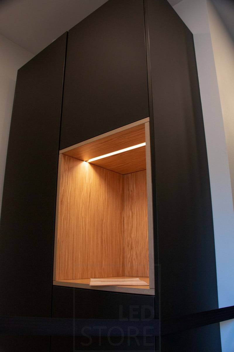 Housing Fair 2022: Led světelný pásek v úzkém zapuštěném profilu osvětlující otevřenou polici skříně. Ledstore.fi