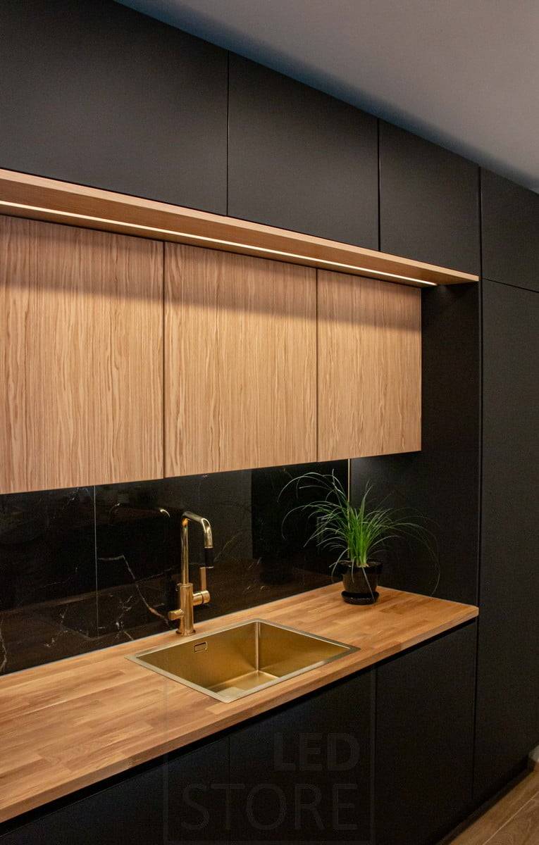 Housing Fair 2022: Horní skříňky v kuchyni na dvou úrovních, obě úrovně osvětleny LED pásky. Ledstore.fi