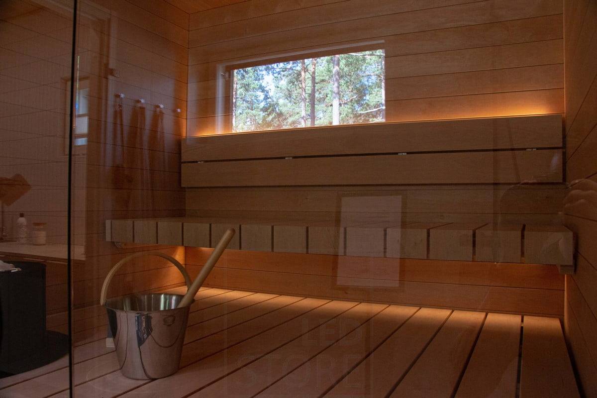 Housing Fair 2022: Sauna s atmosférickým a měkkým osvětlením s led pásky pod lavicemi a na opěradle. Ledstore.fi