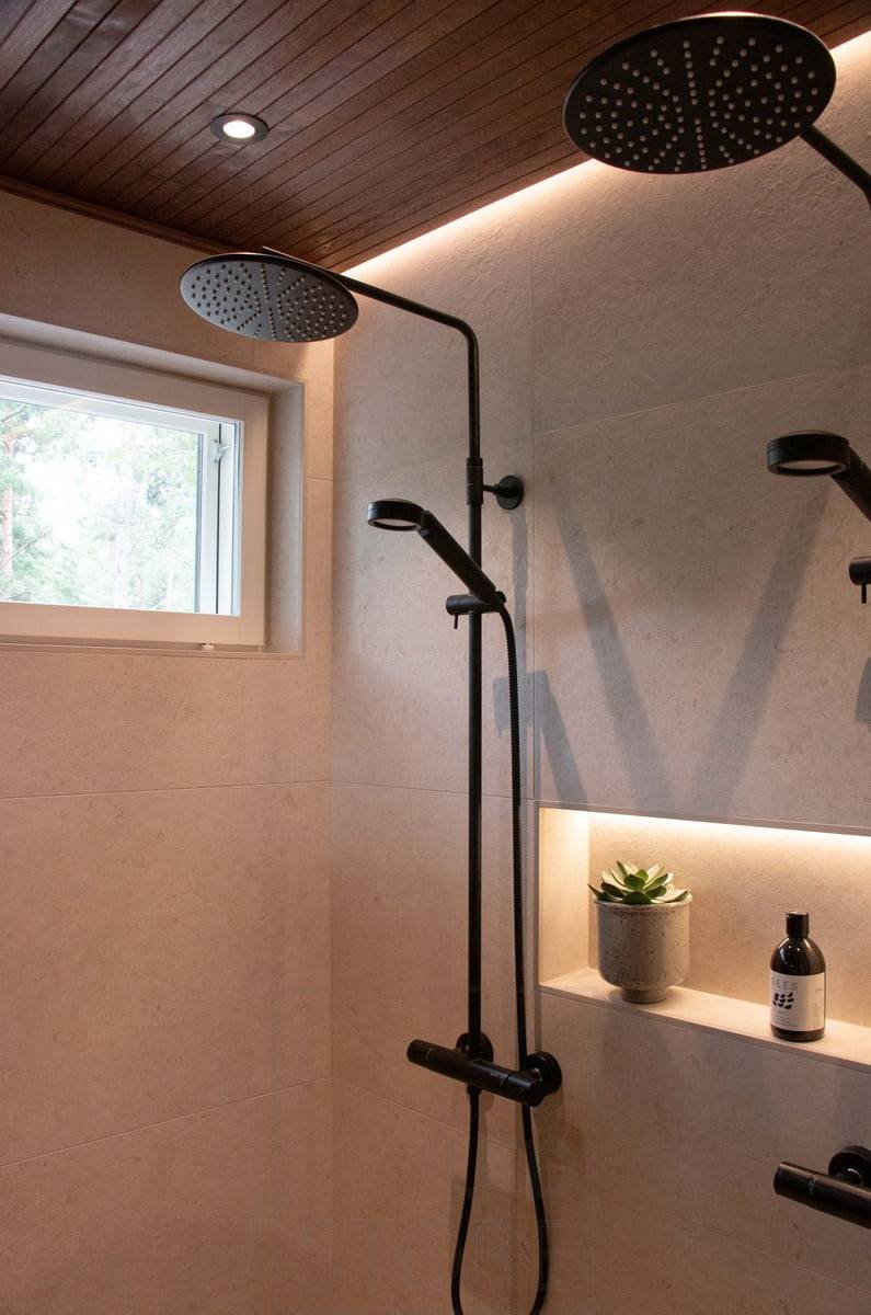 Nepřímé světlo ve sprše a mýdlenka. Ledstore.fi