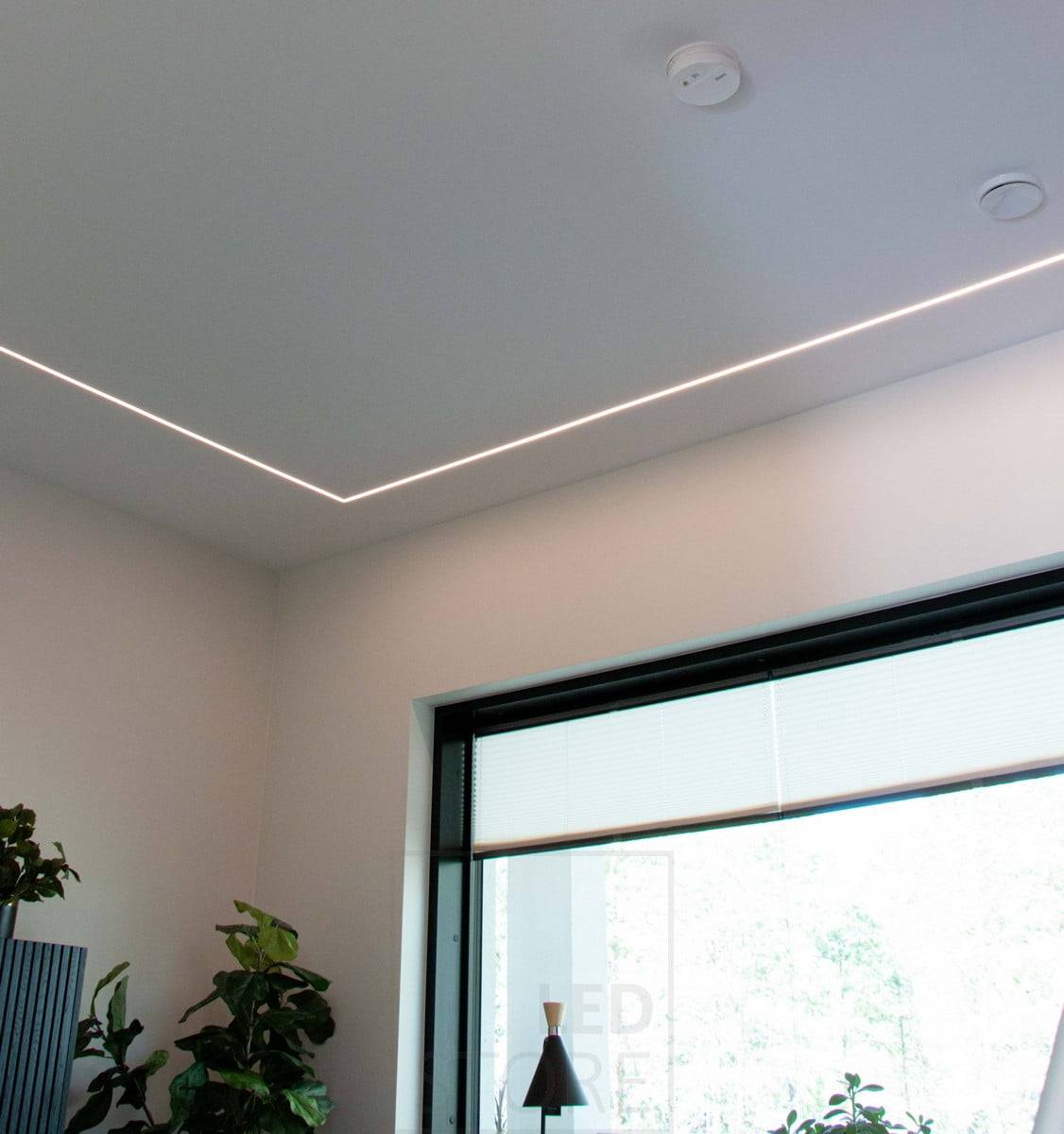 Housing Fair 2022: Úzký led profil vložený do omítnutého stropu ve tvaru L. Ledstore.fi