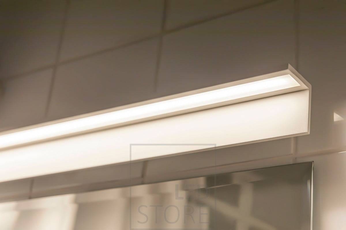 Nástěnné světlo s čepelí v koupelně, které osvětluje zrcadlo. Ledstore.fi