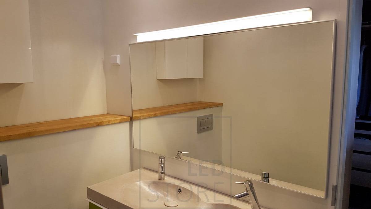 Nástěnná led lampa BLADE je odolná proti vlhkosti (IP54) a je ideální pro kosmetické procedury, holení atd. na horní straně koupelnového zrcadla. Světlo je účinné, ale zároveň atmosférické. Ledstore.fi