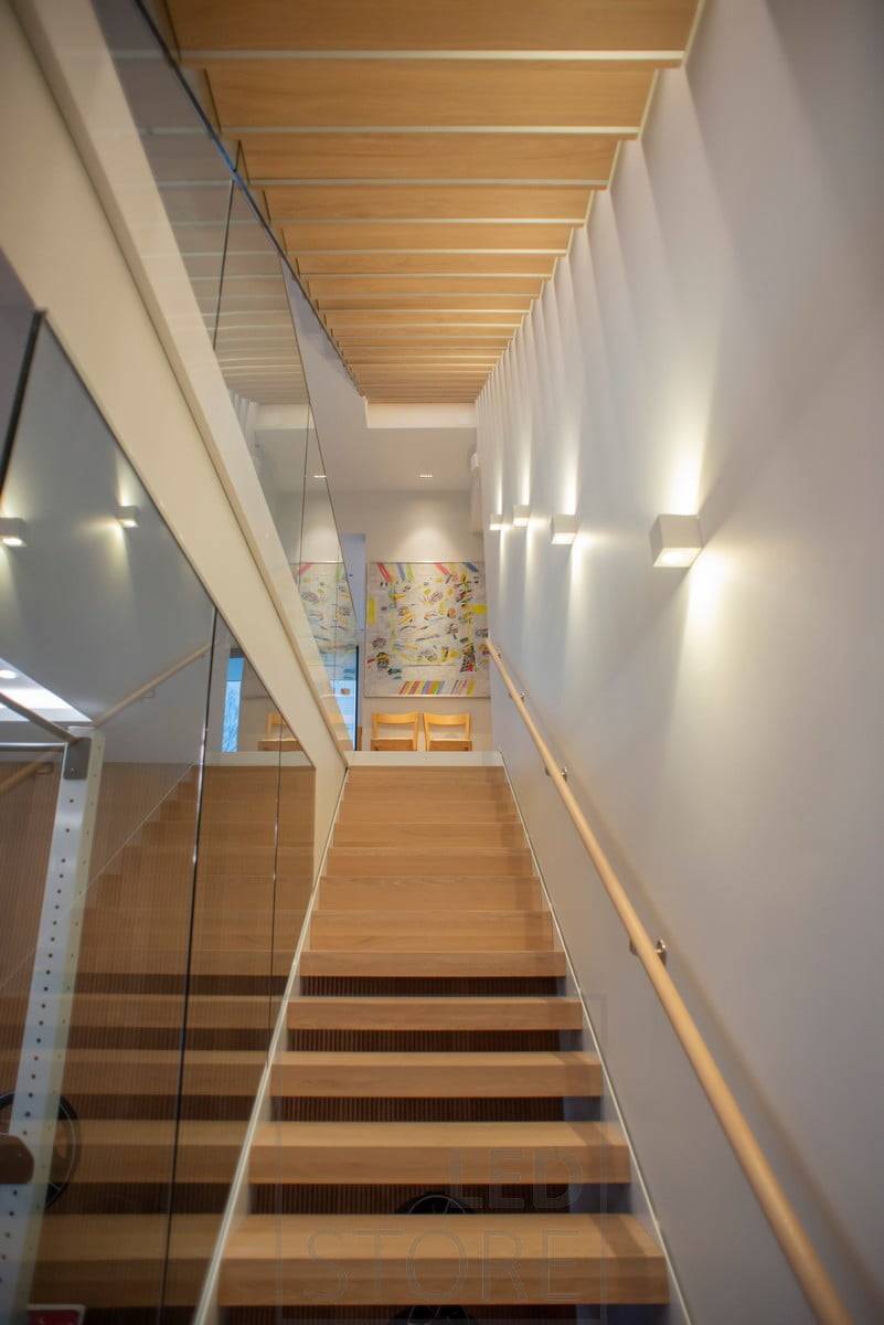Nástěnná led svítidla CUBIC osvětlují a zvýrazňují stěnu ve dvou směrech. Ledstore.fi