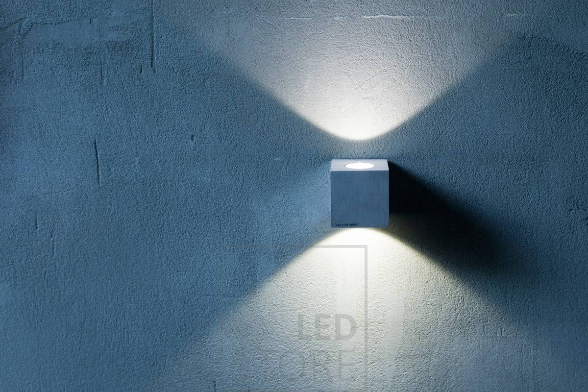 Nástěnné led svítidlo CUBIC krásně zvýrazňuje strukturu stěny z mikrocementu. Ledstore.fi