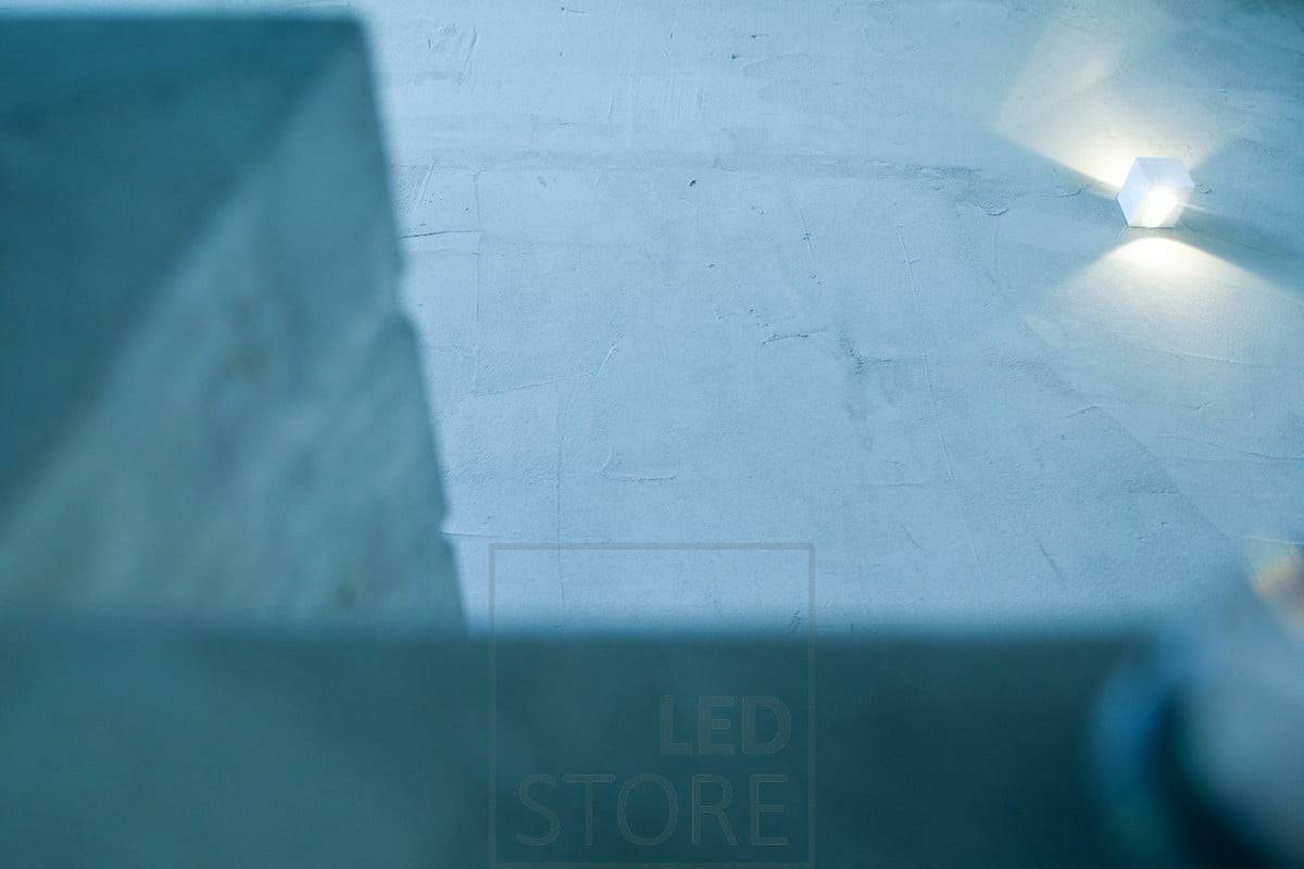 Nástěnné led svítidlo CUBIC z kartáčovaného hliníku má elegantní a moderní design a dobře se hodí do skandinávských interiérů. Svítidlo navíc zvýrazňuje strukturu mikrocementové stěny. Ledstore.fi