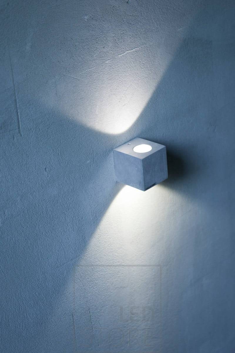 Nástěnné svítidlo CUBIC z kartáčovaného hliníku má elegantní a moderní design a dobře se hodí do skandinávských interiérů. Svítidlo navíc zvýrazňuje strukturu stěny z mikrocementu. Ledstore.fi