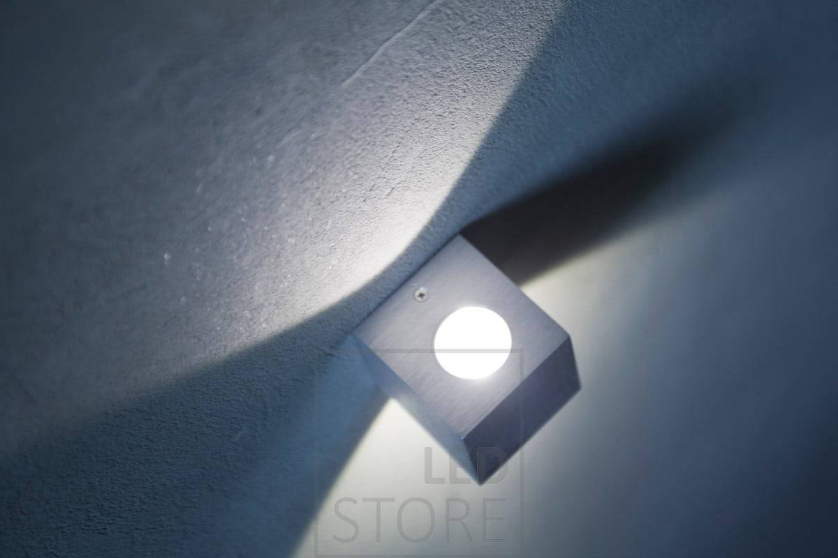 CUBIC je elegantní a moderní design, který se dobře hodí do skandinávských interiérů. Svítidlo navíc zvýrazňuje strukturu mikrocementové stěny. Ledstore.fi