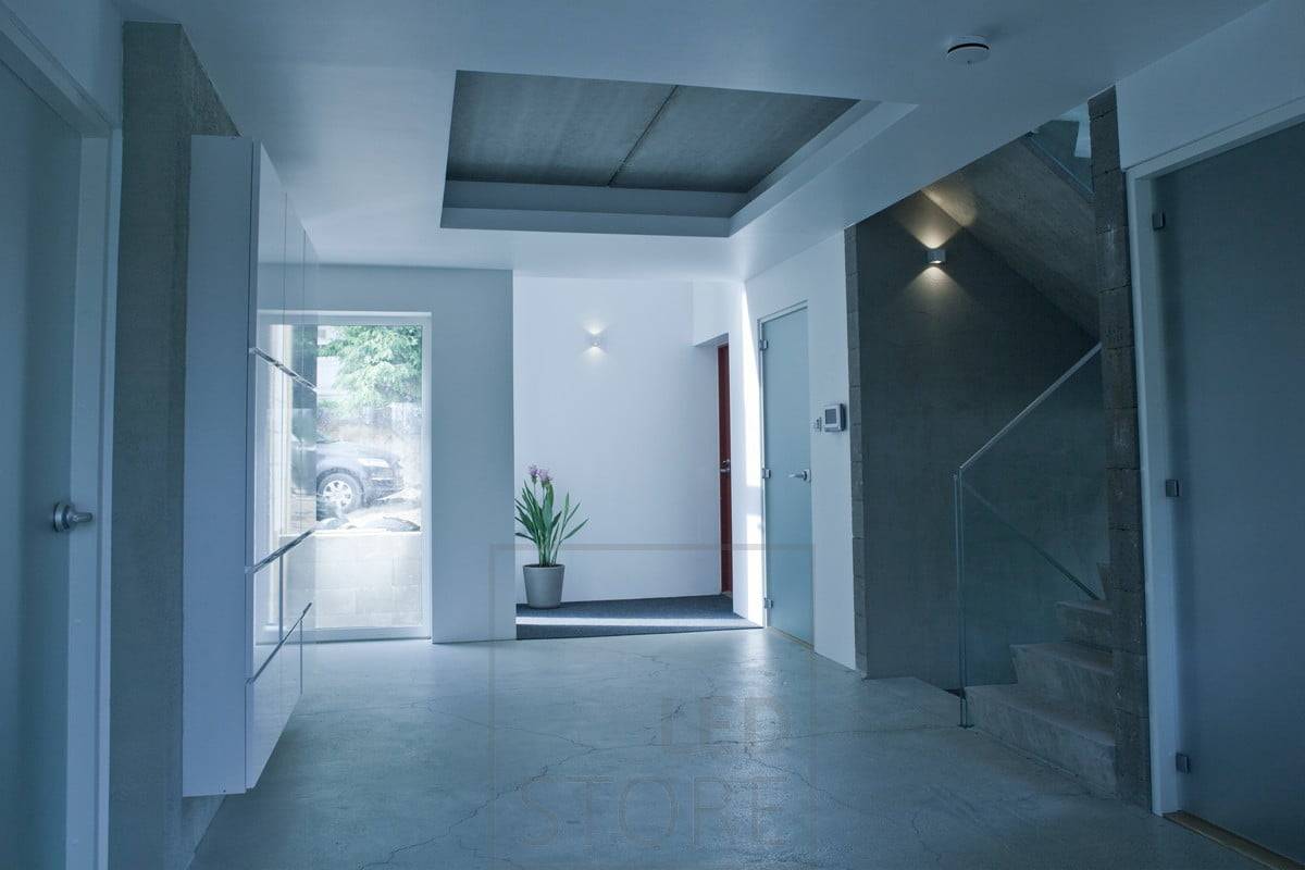V chodbě jsou umístěna obousměrná nástěnná svítidla LED pro náladové osvětlení. Svítidlo CUBIC má elegantní a moderní design a dobře se hodí do skandinávských interiérů. Ledstore.fi