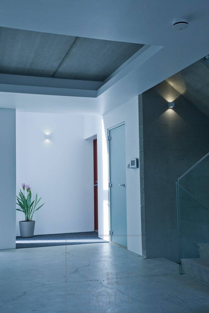 Obousměrné nástěnné led svítidlo CUBIC má elegantní a moderní design, který se dobře hodí do skandinávských interiérů. Ledstore.fi