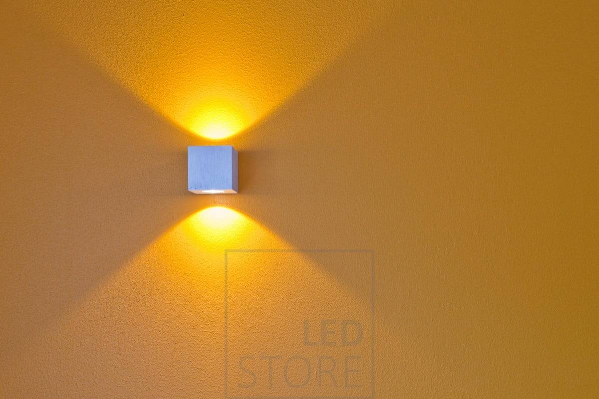Malé svítidlo CUBIC nabízí široké a krásné světelné obrazce ve dvou směrech na stěně. Nástěnné svítidlo CUBIC má svítivost odpovídající přibližně 2x15W halogenu, což dává celkový světelný výkon přibližně 2x200 lumenů. Ledstore.fi