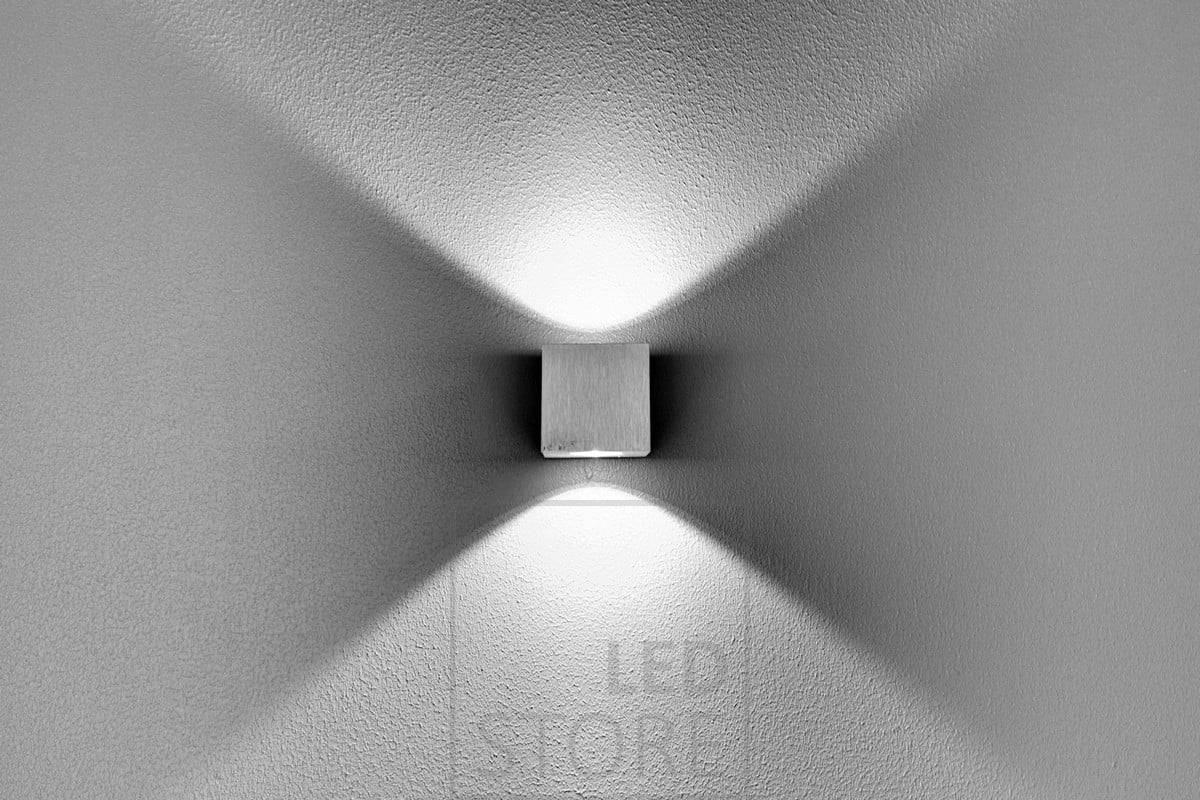 Malá lampa CUBIC vytváří na stěně široký a krásný světelný vzor. Nástěnné svítidlo CUBIC má svítivost odpovídající přibližně 2x15W halogenu, což dává celkový světelný výkon přibližně 2x200 lumenů. Ledstore.fi