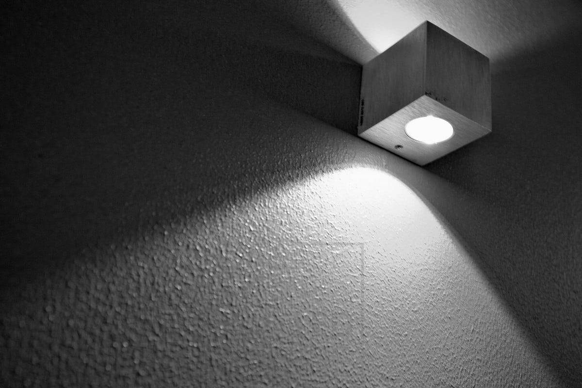 Atmosférické nástěnné svítidlo CUBIC led, ideální pro skandinávský interiér. Svítidlo svítí ve dvou směrech, k dispozici také v jednosměrné verzi. Ledstore.fi