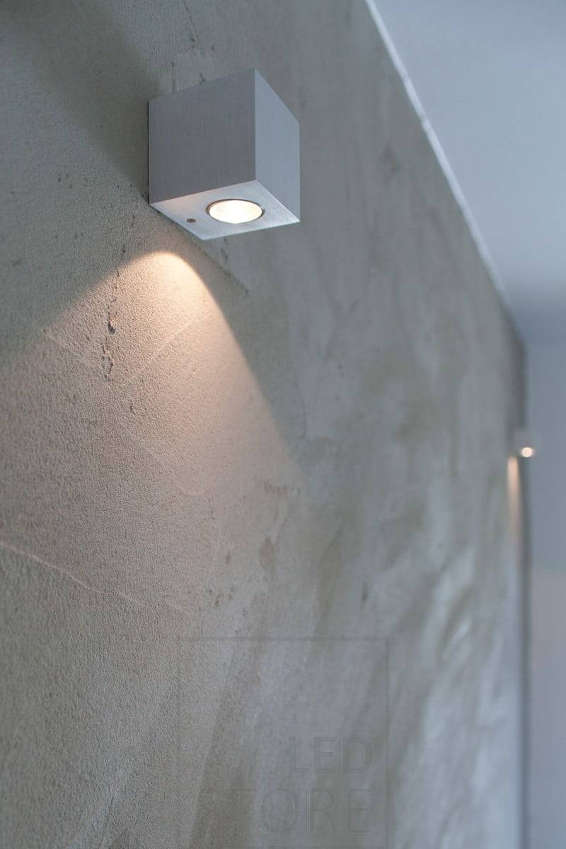 Nástěnné svítidlo CUBIC LED svítí buď směrem nahoru, nebo dolů. Světelným zdrojem je 3W Creen powerLED, což odpovídá přibližně 15W halogenu (200 lumenů). ledstore.fi